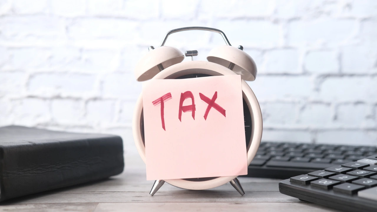 Tax Preparers vs. Tax Software: Which Is Right for You?